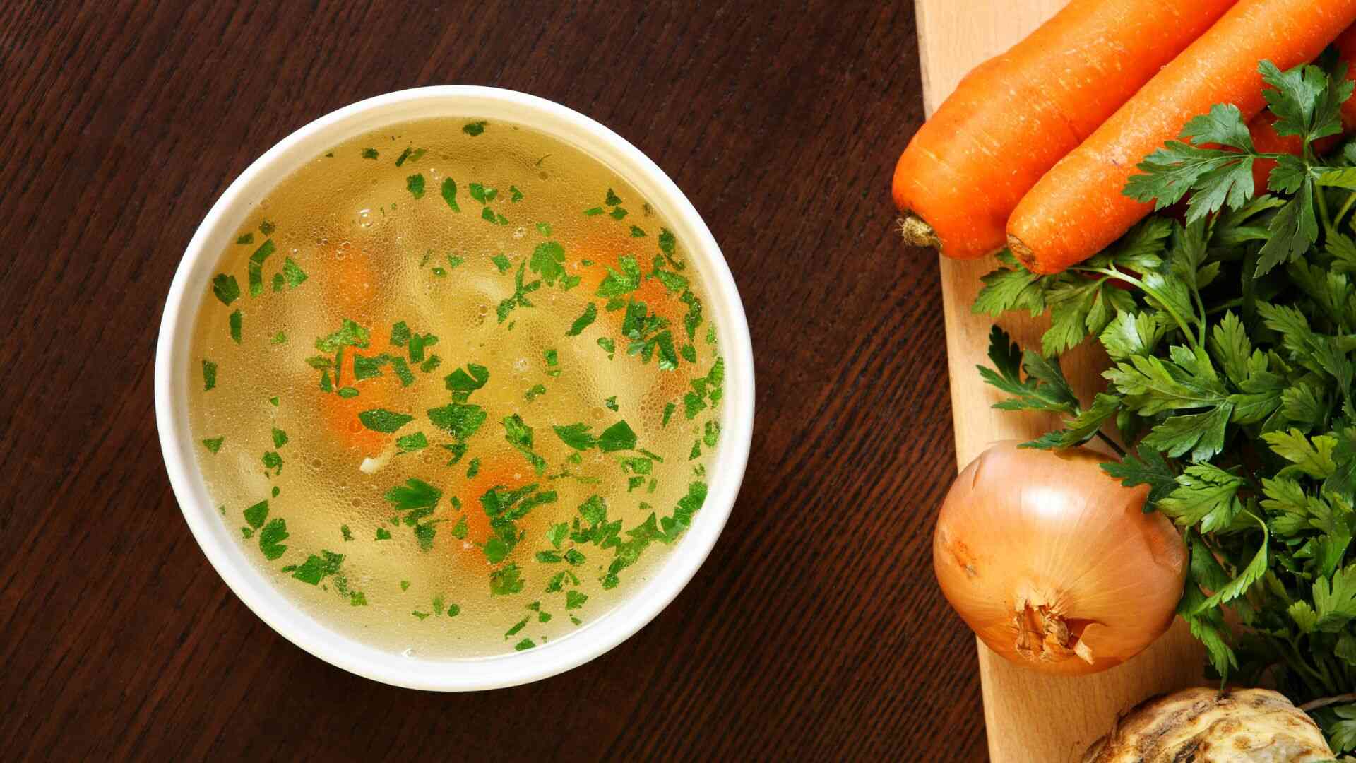 Những bữa ăn tối nhẹ nhàng, dồi dào khoáng chất magie có thể hỗ trợ làm dịu tâm trí và giúp bạn ngủ ngon trọn giấc. Ảnh: Canva