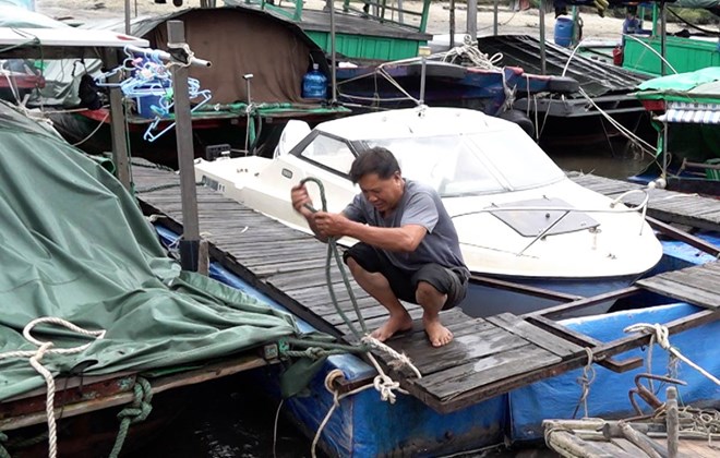 Fishermen who used to fight Typhoon Yagi support reinforcing ships before Typhoon Maysak. Photo: Doan Hung