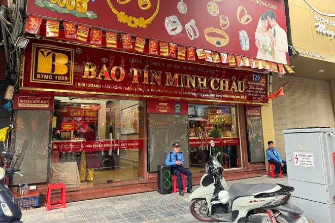 Bên ngoài một số cửa hàng vàng tại Hà Nội không còn xuất hiện cảnh khách xếp hàng dài. Ảnh: Linh Đan