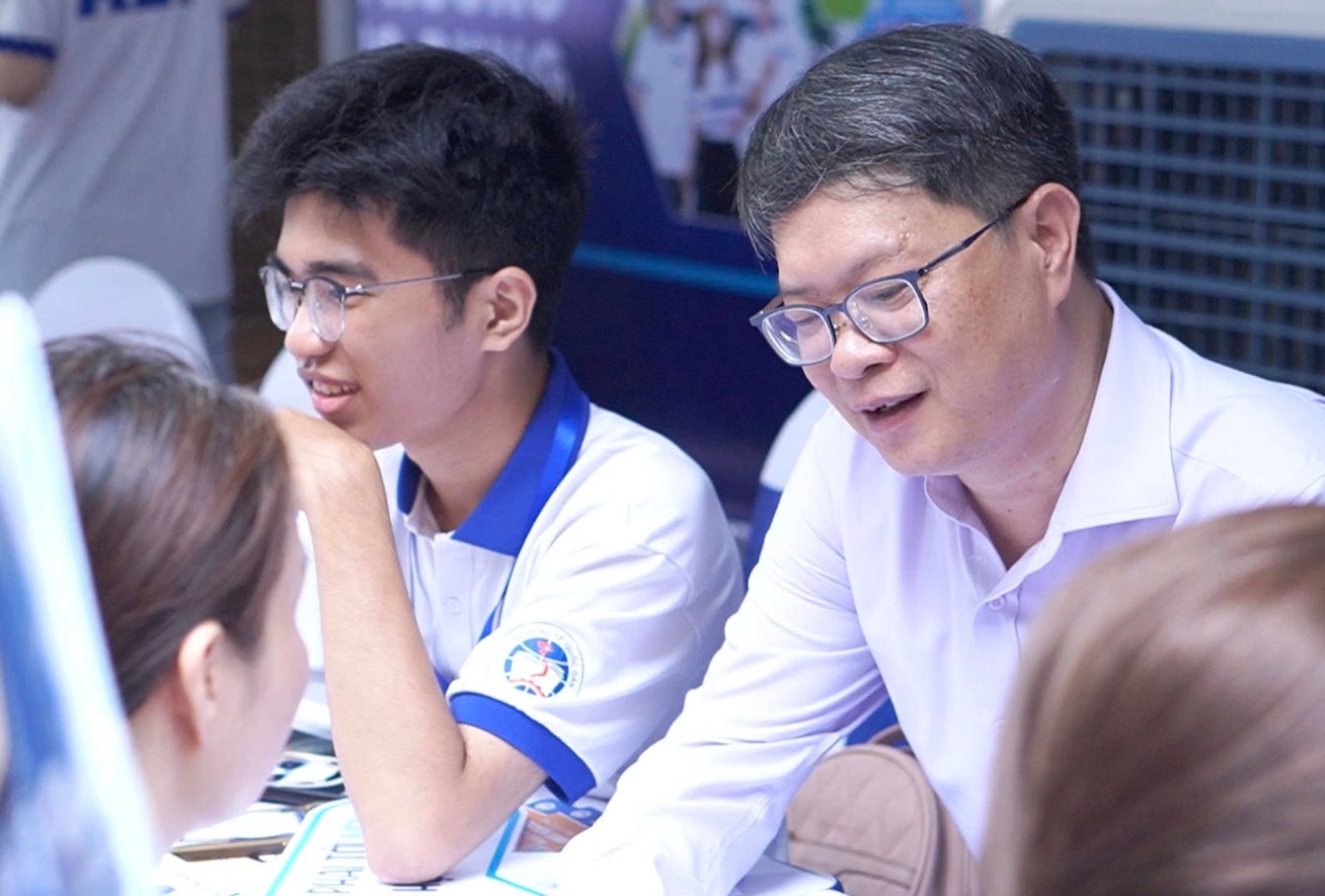 Dr. Vu Van Ngoc advises candidates to divide their aspirations into 3 groups to increase their chances of admission. Photo: Tuong Van