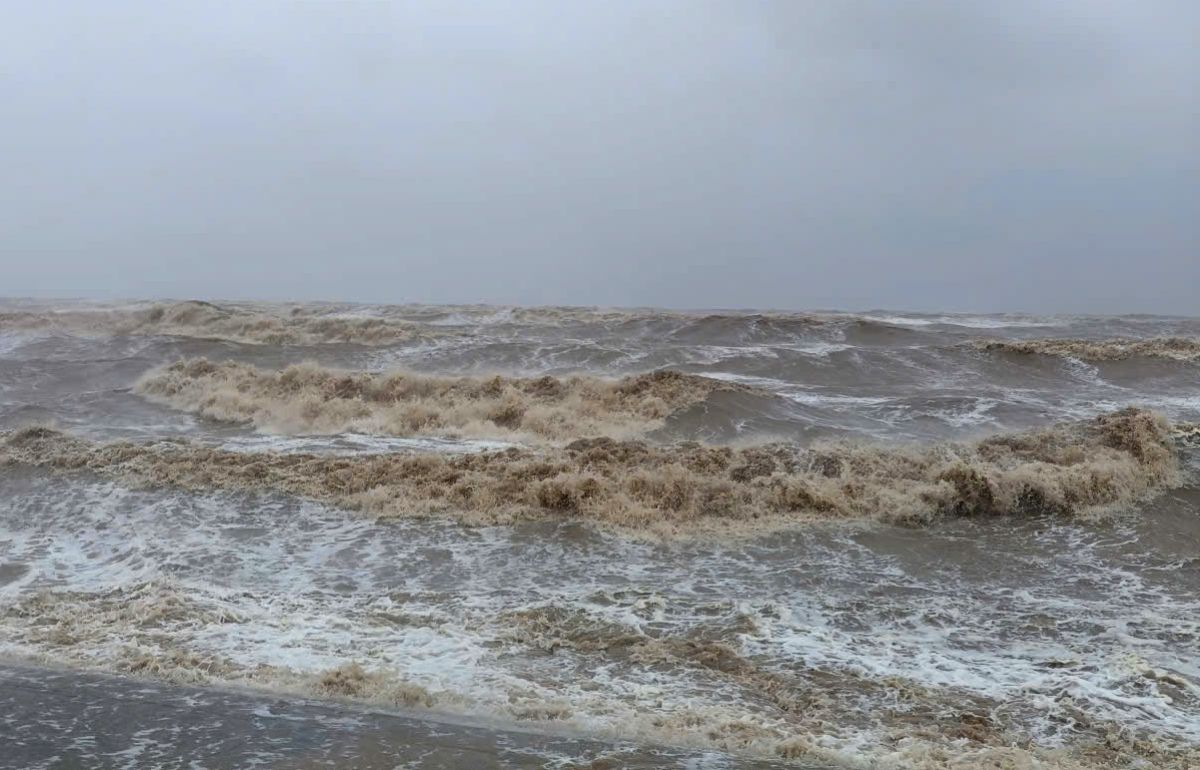 Storm No. 1 causes big waves and thunderstorms at sea. Photo: Quach Du