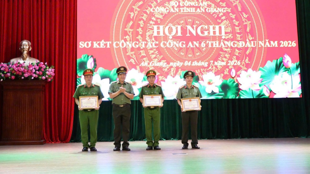 Thiếu tướng Nguyễn Văn Hận, Giám đốc Công an tỉnh trao Bằng khen cho các tập thể, cá nhân có thành tích xuất sắc trong công tác và chiến đấu. Ảnh: Tiến Dũng