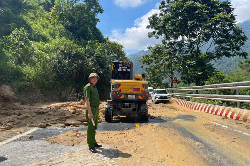 El barro y la tierra se desbordaron sobre la superficie de la carretera en el Km124+620 de la Carretera Nacional 4D, tramo que atraviesa la comuna de Cốc San, afectando al tráfico. Foto: Policía de la comuna de Cốc San
