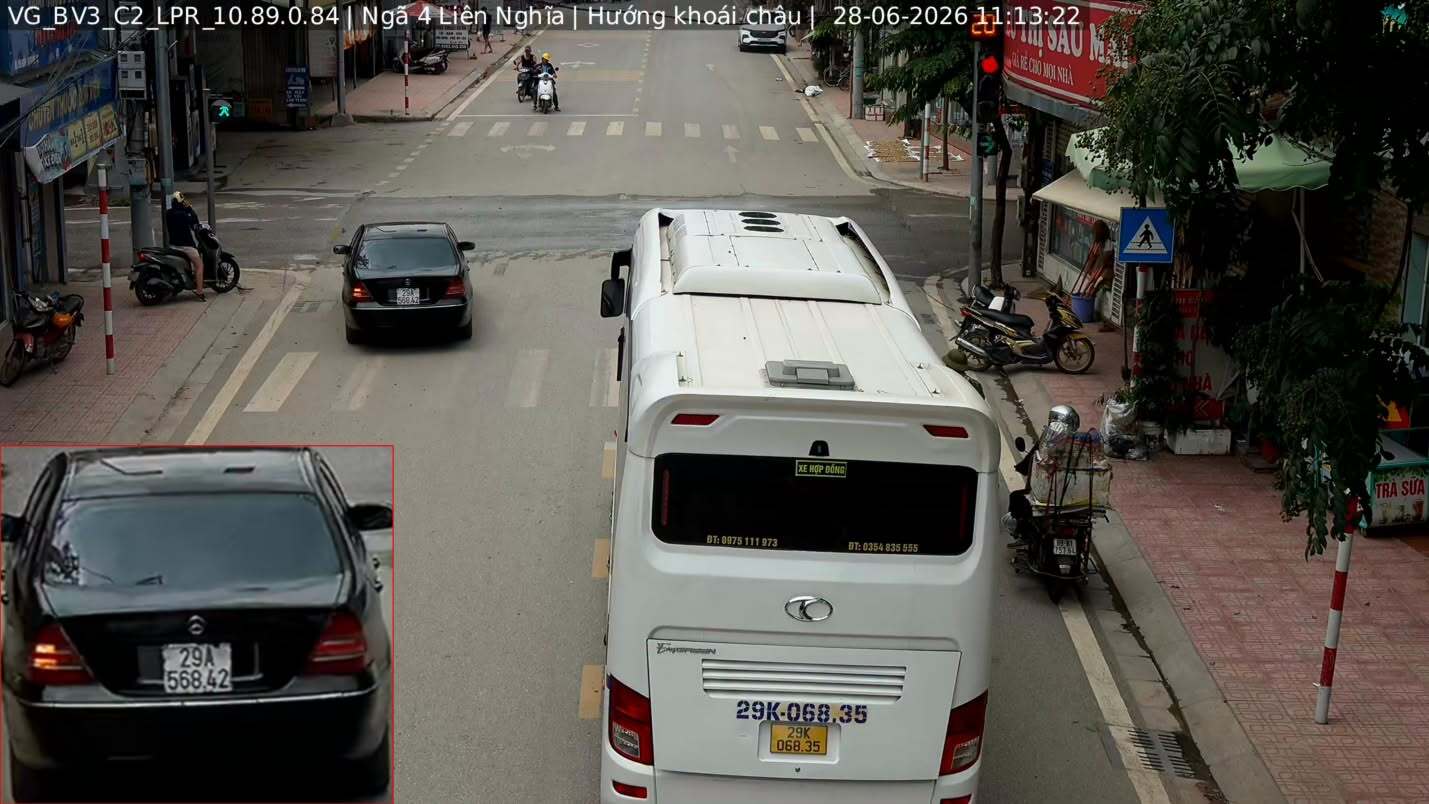 Car owner fined for running a red light in Hung Yen. Photo: Hung Yen Traffic Police