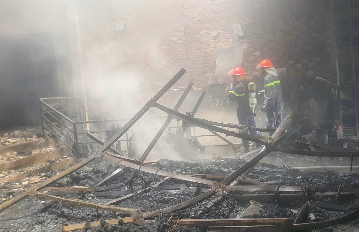 Controlling a large fire in a store in Khanh Hoa