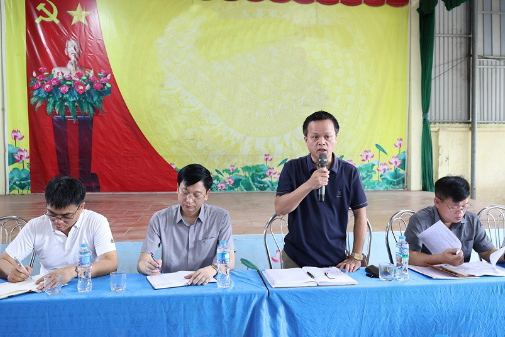 Vice Chairman of Xuan Mai Commune People's Committee Trinh Ba Thuong answers to clarify each content that people are interested in. Photo: Xuan Mai Commune