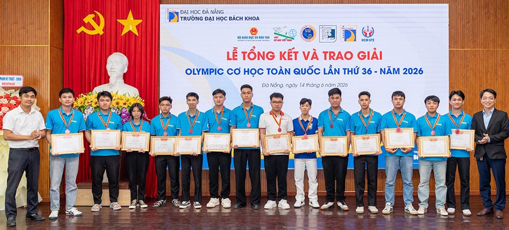 SV Đoàn Mạch Thanh Nam của ĐH Duy Tân (đứng giữa áo trắng) giành giải Ba môn Cơ học đất. Ảnh: ĐH Duy Tân