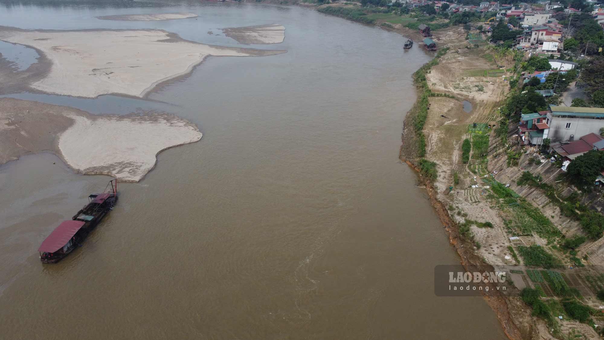 Sand mine on the Red River is about to be auctioned for exploitation rights by Lao Cai province. Photo: Tan Van