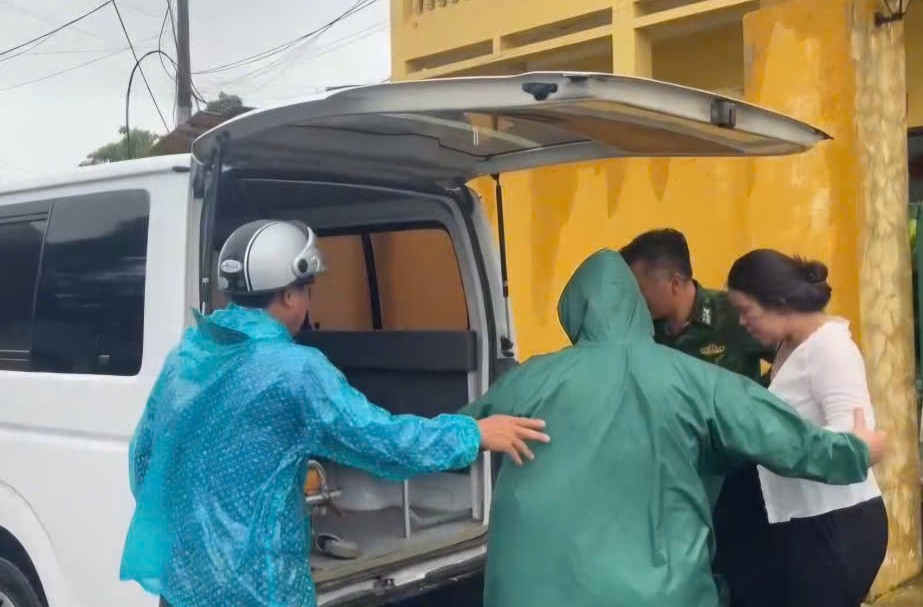 Border Guard forces promptly brought the pregnant woman to safe emergency care. Photo: Hai Phong Border Guard