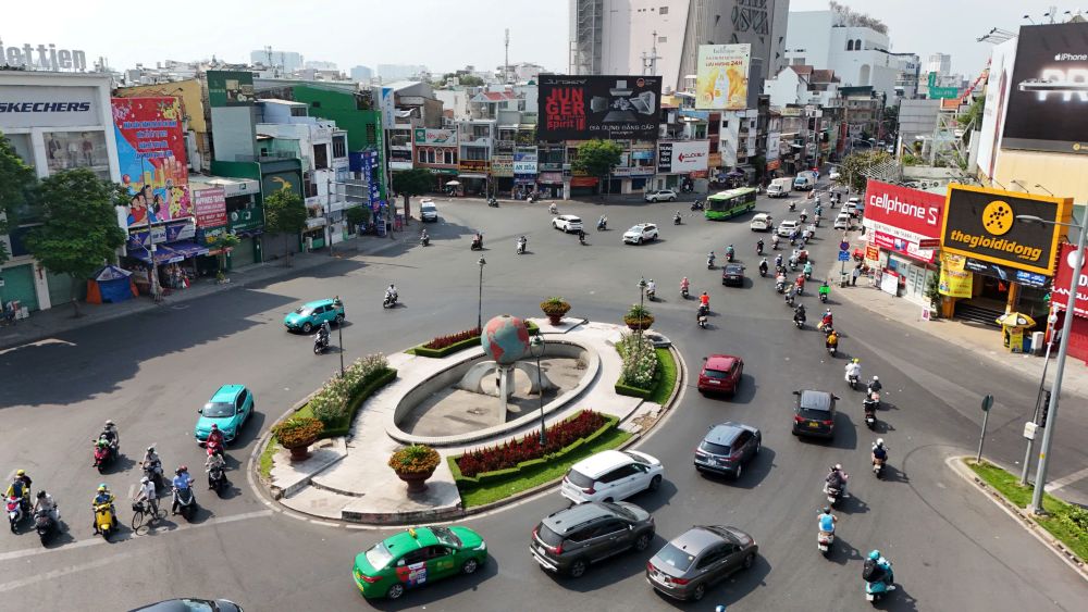 Vòng xoay Lăng Cha Cả với biểu tượng quả địa cầu cũ kỹ từng gắn bó nhiều năm với người dân trước khi được tháo dỡ.