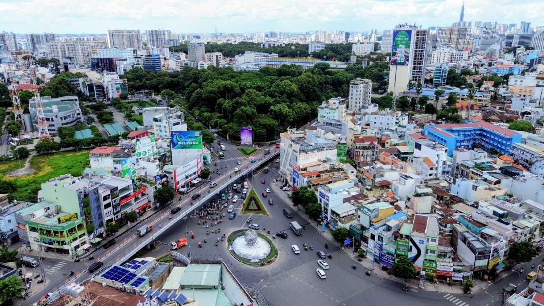 Việc thi công giữa nút giao có lưu lượng xe đông đúc bậc nhất TP.HCM đòi hỏi phương án rào chắn, điều tiết giao thông vô cùng khoa học.