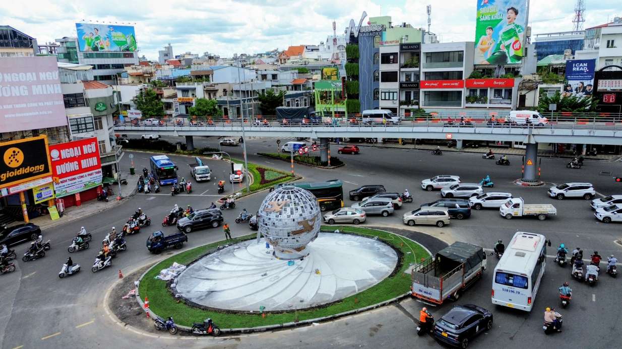 Lang Cha Ca roundabout sees a new coat with the Lac bird sphere symbol. Photo: Anh Tu