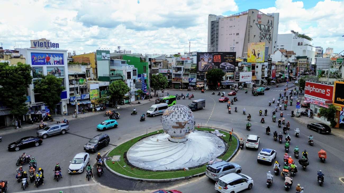 Toàn cảnh vòng xoay Lăng Cha Cả mang diện mạo mới khang trang, thông thoáng sau khi công trình cải tạo chính thức hoàn thiện và đưa vào sử dụng. Ảnh: Anh Tú