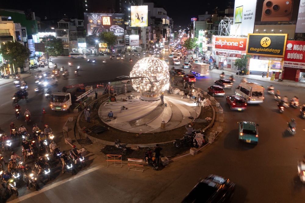 Hệ thống chiếu sáng mỹ thuật và hạ tầng kỹ thuật quanh vòng xoay đã được các thợ điện đấu nối hoàn thiện, đảm bảo vận hành an toàn. Ảnh: Thái Bảo