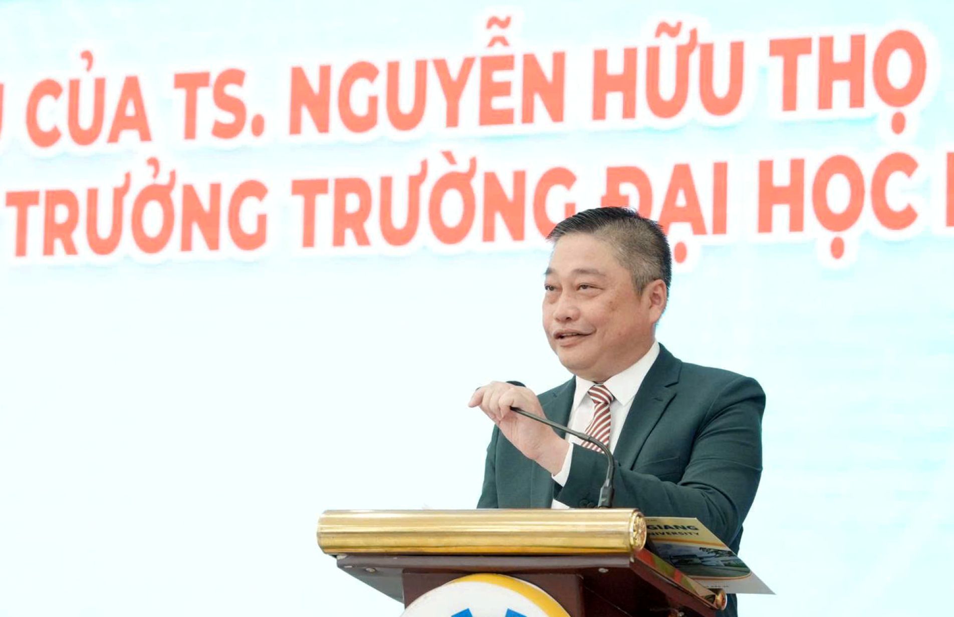 TS Nguyễn Hữu Thọ - Bí thư Đảng ủy, Hiệu trưởng Trường Đại học Kiên Giang phát biểu tại lễ khai giảng. Ảnh: KGU