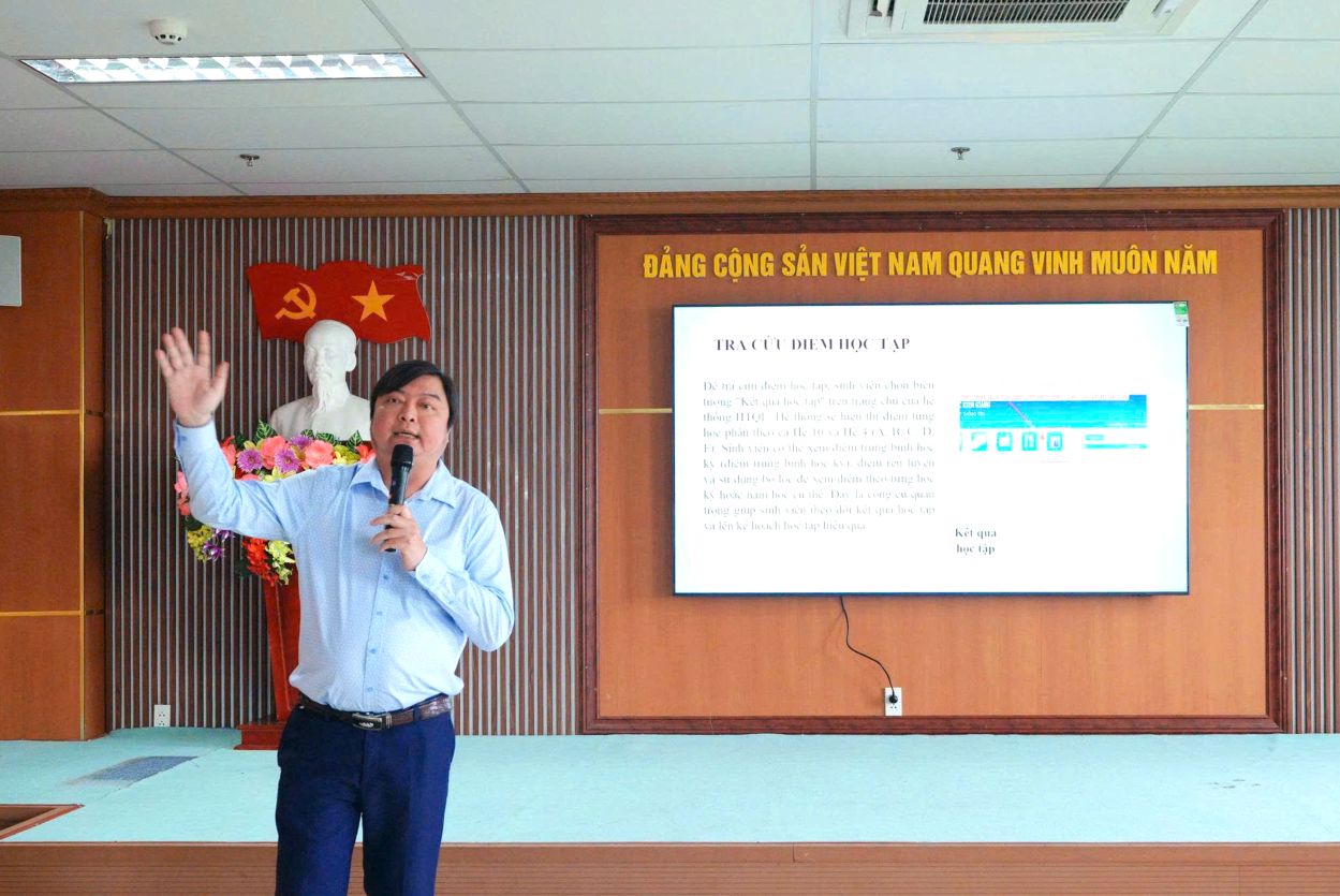 Đại diện Phòng Đào tạo phổ biến quy chế đào tạo và hướng dẫn học tập đối với hệ vừa làm vừa học, đào tạo từ xa. Ảnh: KGU