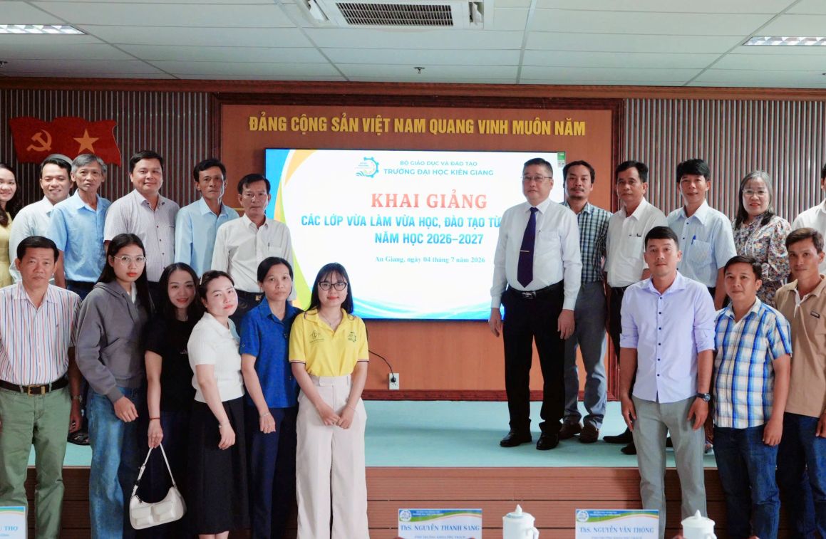 Delegates and new students take souvenir photos. Photo: KGU