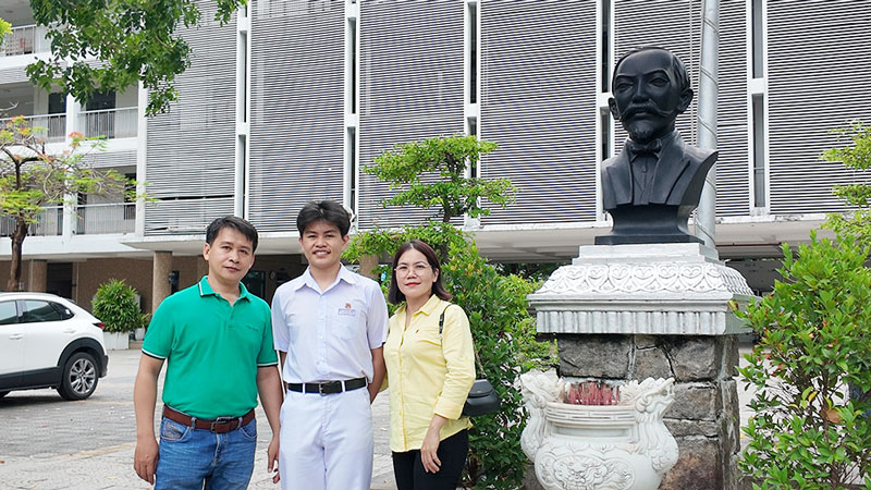 National runner-up of block D01 of the 2026 High School Graduation Exam. Pham Nguyen Truong Quan and his family at Phan Chau Trinh High School, Da Nang City. Photo: Tran Thi