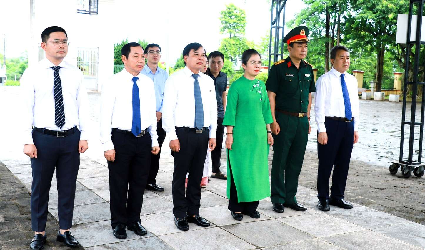 Đoàn đại biểu lãnh đạo tỉnh Nghệ An tưởng niệm, tri ân các Anh hùng liệt sĩ. Ảnh: Thành Duy