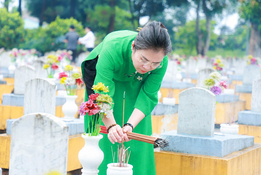 Deputy Secretary of the Provincial Party Committee, Chairman of the Vietnam Fatherland Front Committee of Nghe An province Vo Thi Minh Sinh offers incense to commemorate and express gratitude to heroic martyrs. Photo: Thanh Duy