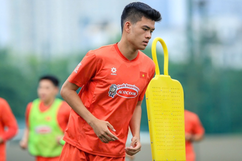 Central defender Dinh Quang Kiet is called up to the Vietnamese national team for the first time. Photo: Minh Dan