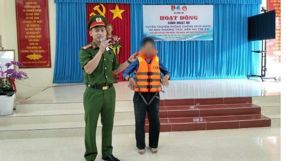 Thiếu nhi xã Song Lộc được phổ biến kiến thức, kỹ năng phòng, chống đuối nước, phòng tránh tai nạn thương tích và phòng, chống xâm hại trẻ em tại chương trình sinh hoạt hè năm 2026. Ảnh: Hoàng Lộc