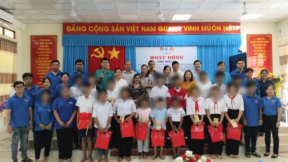 Representatives of the Organizing Committee present gifts to disadvantaged children at the 2026 summer activity program in Song Loc commune, Vinh Long province. Photo: Hoang Loc