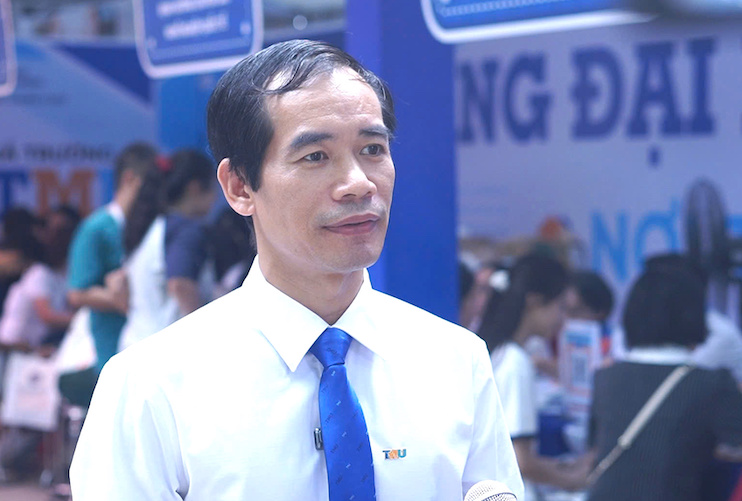 ThS Nguyễn Quang Trung - Phó Trưởng phòng Truyền thông và Tuyển sinh, Trường Đại học Thương mại dự kiến điểm chuẩn vào trường năm nay giảm 1-3 điểm. Ảnh: Văn Cương