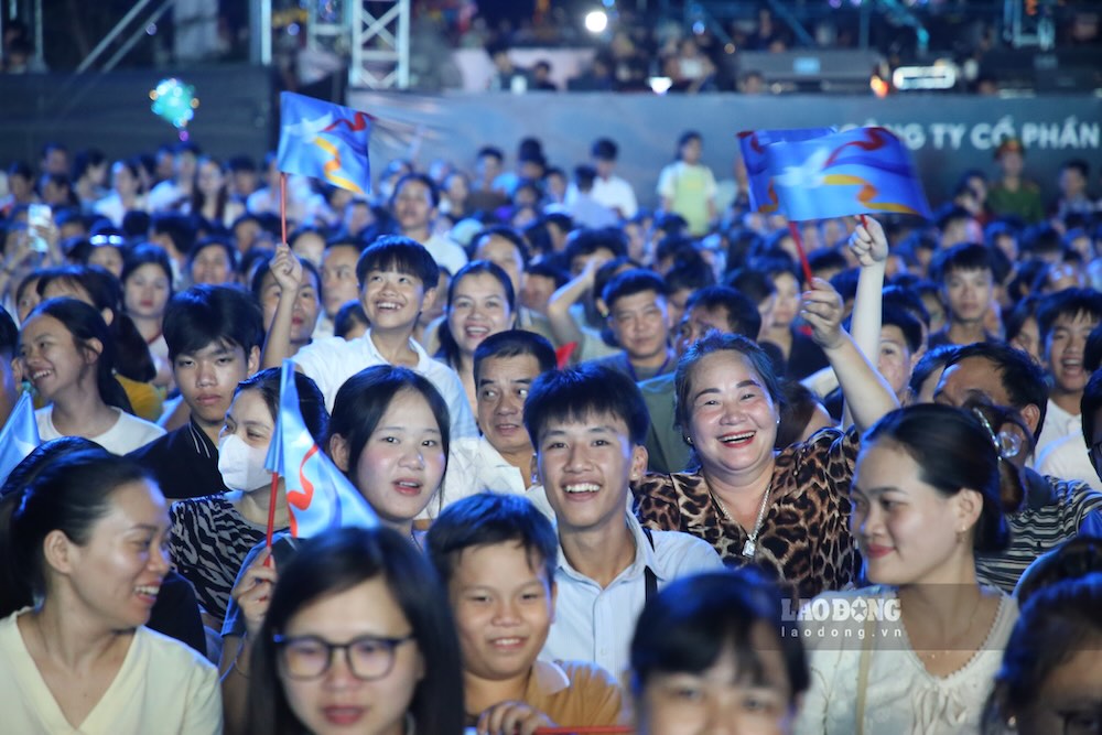 Thousands of people and tourists watch the opening ceremony of the 2026 Peace Festival at the Special National Historical Relic Hien Luong - Ben Hai Banks. Photo: Hung Tho