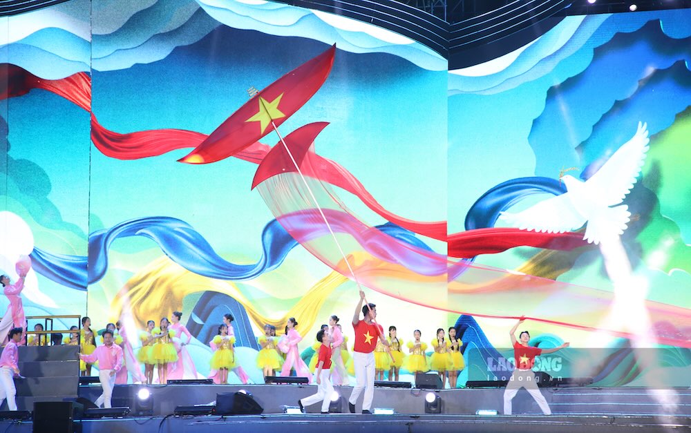 Chương trình nghệ thuật mở đầu đêm khai mạc. Ảnh: Hưng Thơ