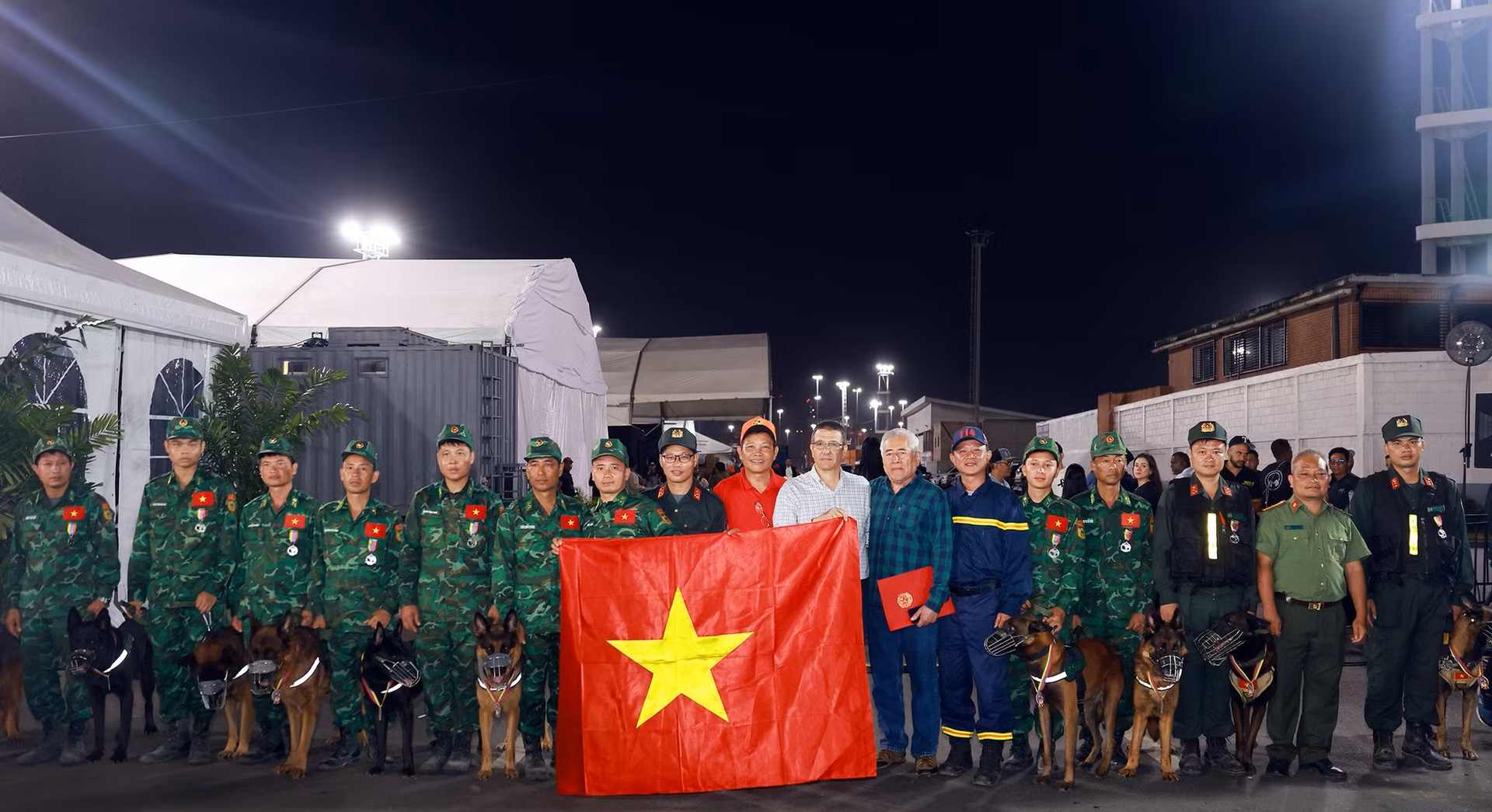 Đoàn cứu nạn, cứu hộ Việt Nam cùng Đại sứ Vũ Trung Mỹ và Đại sứ các nước. Ảnh: Bộ Công an 