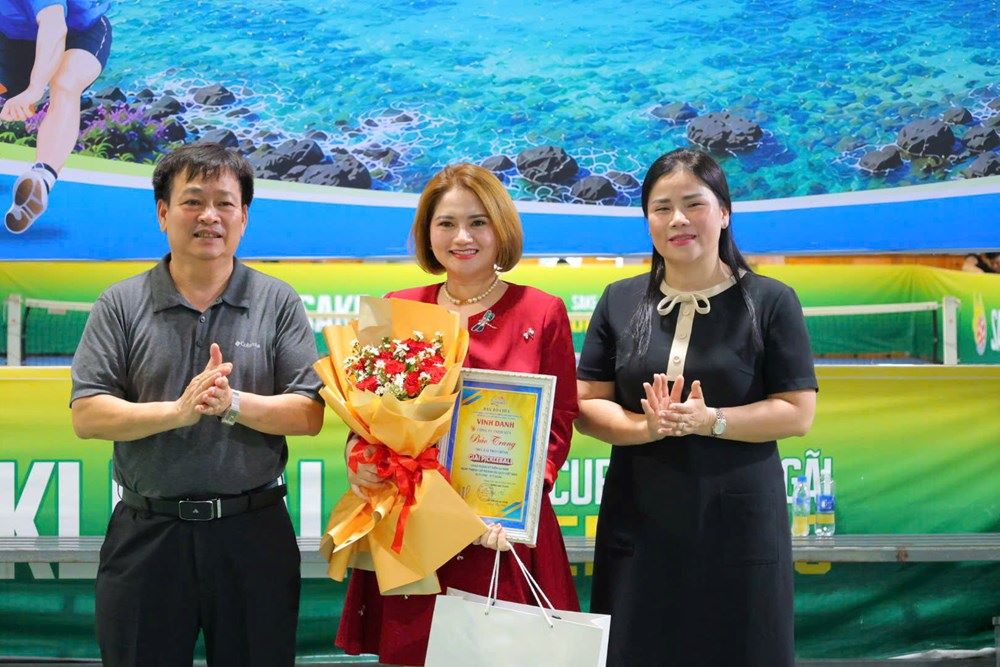The Organizing Committee presents flowers in gratitude to businesses and sponsors accompanying the tournament. Photo: Department of Culture, Sports and Tourism of Quang Ngai