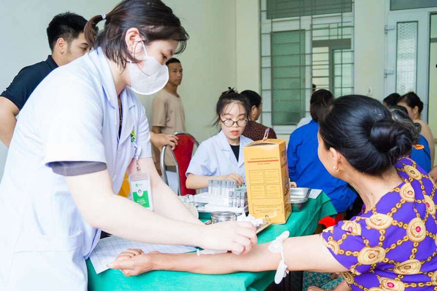 Khám sức khỏe định kỳ để phát hiện sớm các yếu tố nguy cơ và bệnh lý, nâng cao nhận thức của người dân về chăm sóc sức khỏe chủ động, đồng thời tạo dữ liệu ban đầu cho việc lập hồ sơ sức khỏe điện tử theo vòng đời. Ảnh: Cổng TTĐT Lào Cai