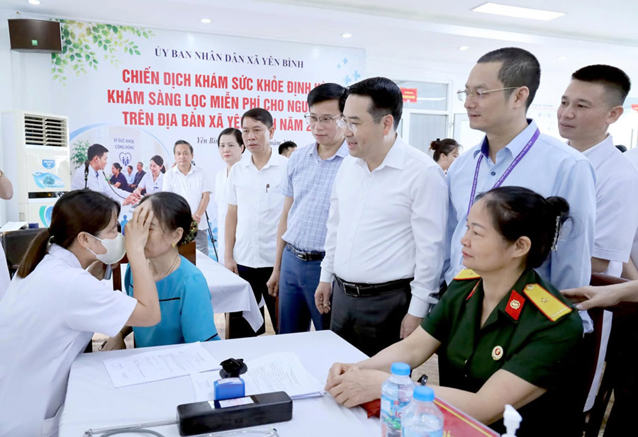 Leaders of Lao Cai province inspect and encourage medical staff and people to come for examination. Photo: Lao Cai Provincial e-Portal