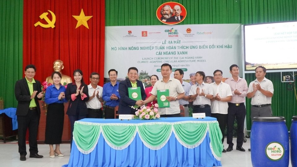 Đại diện các đơn vị ký kết hợp tác triển khai mô hình Cái Ngang Xanh, thúc đẩy phát triển nông nghiệp tuần hoàn. Ảnh: Hoàng Lộc