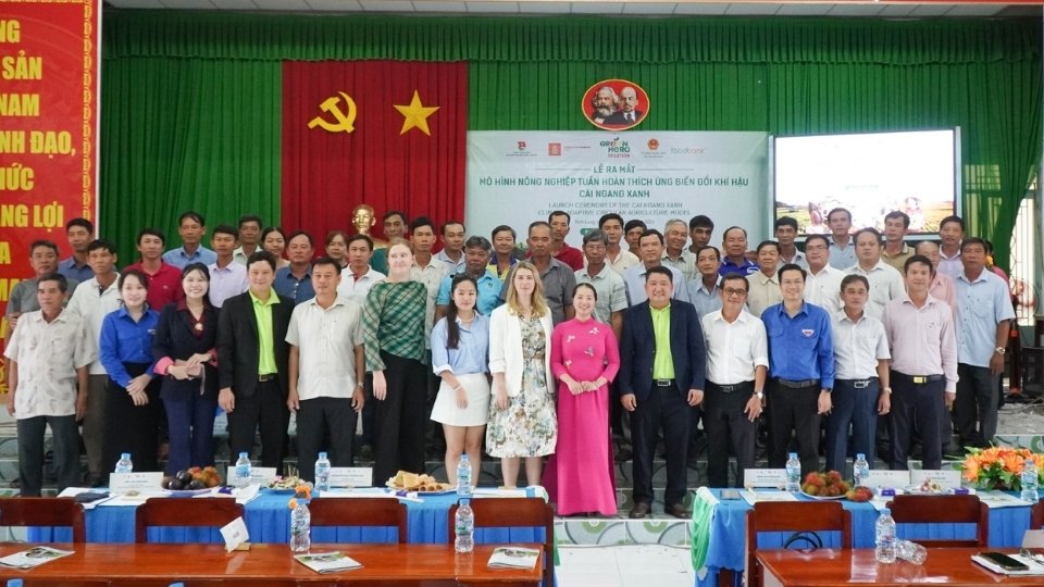 Leaders of units and delegates take souvenir photos at the launch program of the Cai Ngang Xanh model. Photo: Hoang Loc