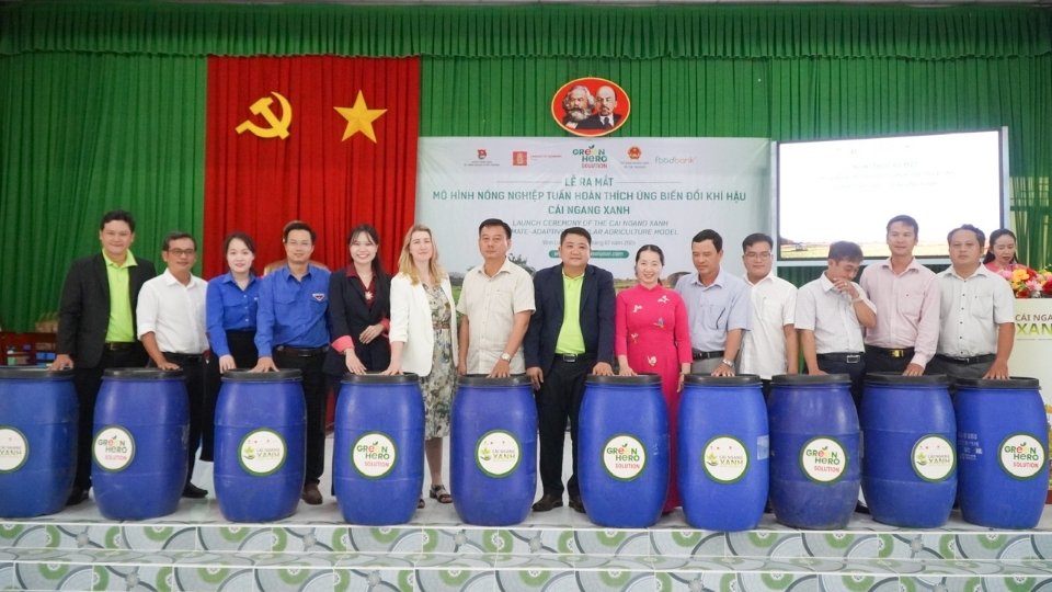 Ban Tổ chức trao 50 bộ dụng cụ nông nghiệp cho các hộ dân tham gia mô hình Cái Ngang Xanh. Ảnh: Hoàng Lộc