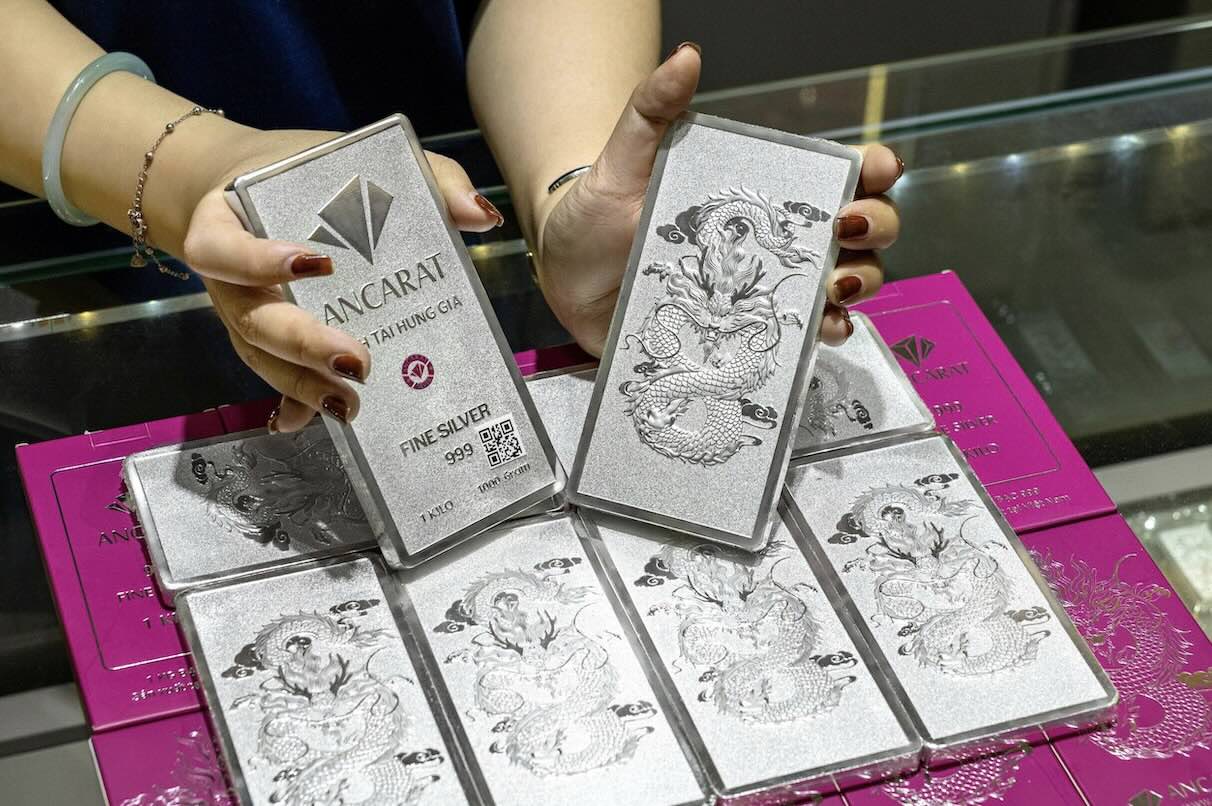 Silver prices have just experienced a week of recovery, bringing the price level up around the threshold of 62.6-64.7 million VND/kg. Photo: Phuong Anh
