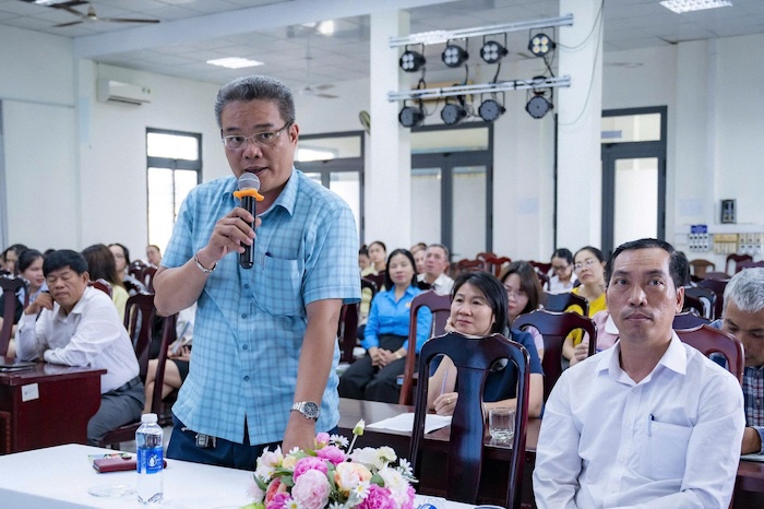 Answering questions about social insurance for union members. Photo: Da Nang Trade Union