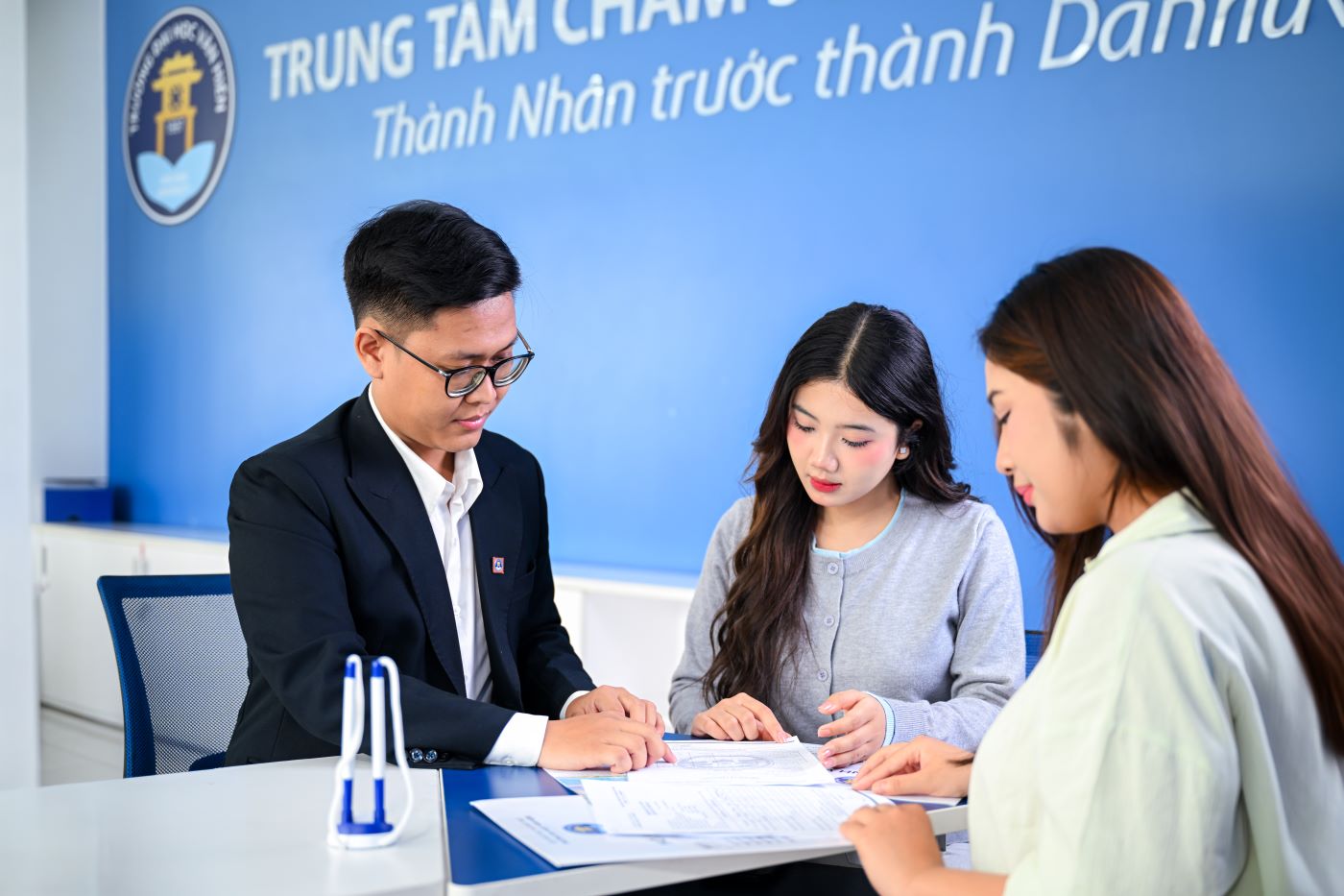 Candidates come to Van Hien University to submit applications, listen to advice and receive support to complete registration procedures for admission consideration, and choose a major that suits their abilities and career orientation.