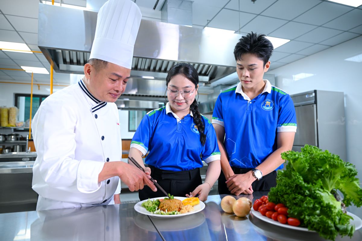 Sinh viên Trường Đại học Văn Hiến thực hành trong hệ thống phòng thực hành hiện đại dưới sự hướng dẫn của giảng viên.  