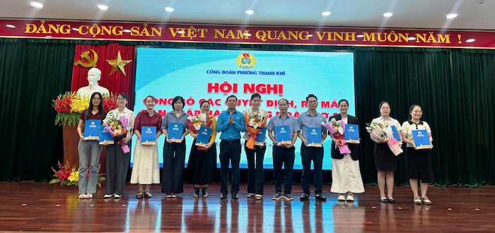Admitting 89 union members at the launch ceremony of 6 grassroots trade unions of non-state enterprises. Photo: Da Nang Trade Union