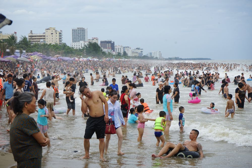 Sam Son beach is packed with tourists in the afternoon of July 4. Photo: Quach Du