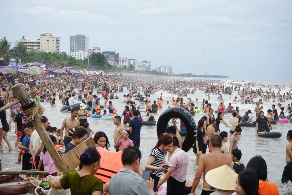 Bãi biển Sầm Sơn (Thanh Hóa) chật kín du khách ngày cuối tuần. Ảnh: Quách Du