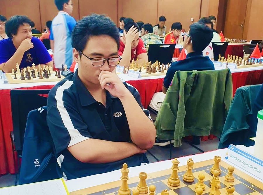 Chess player Pham Tran Gia Phuc of the Ho Chi Minh City chess team participates in the U20 men's group. Photo: Bui Vinh