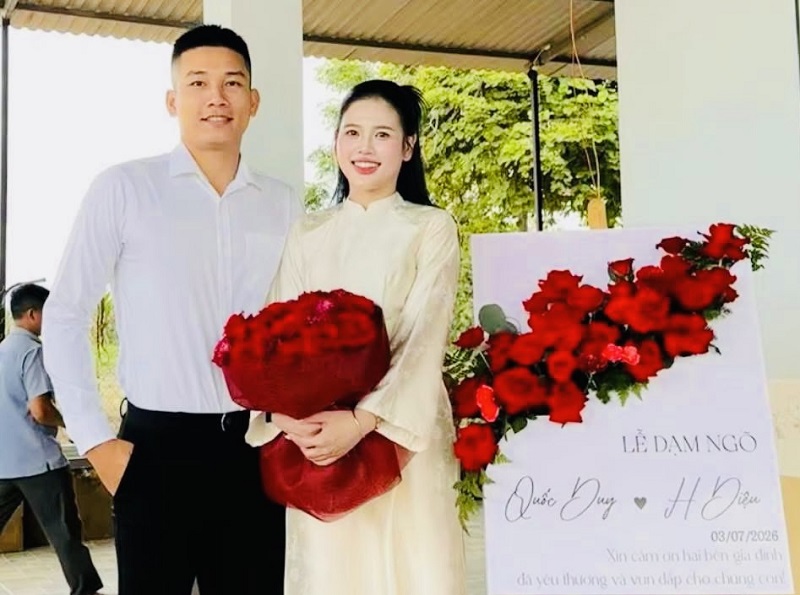 Volleyball player Nguyen Van Quoc Duy held an engagement ceremony with his loved one. Photo: Ha Huyen