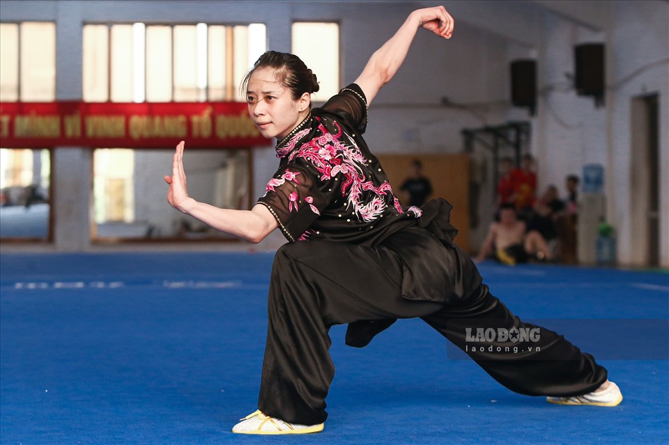 Duong Thuy Vi is still the most experienced athlete of the Vietnamese wushu team in the taolu event. Photo: Minh Quan