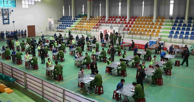 68 đối tượng lừa đảo “app tình cảm” được di lý về Công an tỉnh Cao Bằng để tiếp tục điều tra, làm rõ hồi tháng 2. Ảnh: Công an Cao Bằng