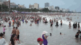 Storm No. 1 has little impact on Thanh Hoa, Sam Son beach is packed with tourists on the weekend. Photo: Quach Du