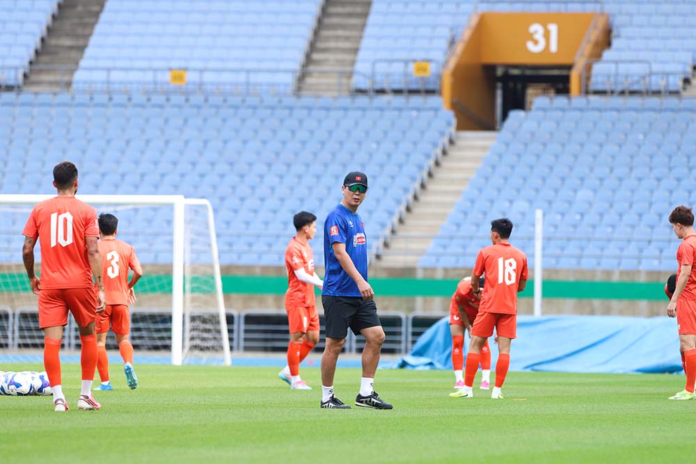 Huấn luyện viên Kim Sang-sik theo dõi màn thể hiện của các tuyển thủ trong buổi tập tại Incheon. Ảnh: VFF